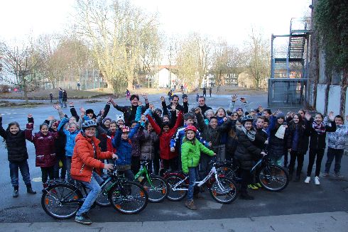 Die Kinder freuen sich über die Fahrräder